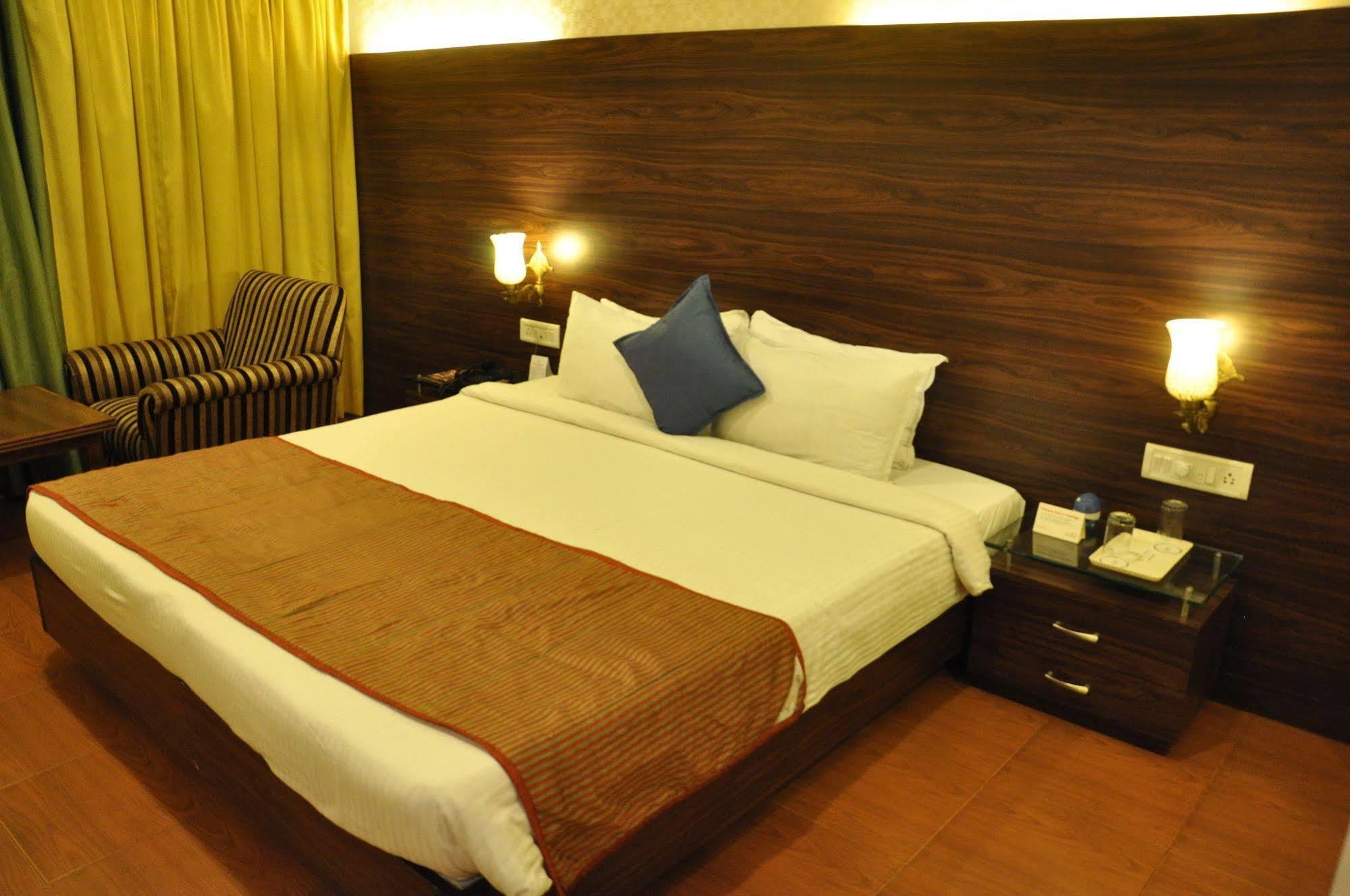 Jabali Palace Hotel Jabalpur Exterior photo